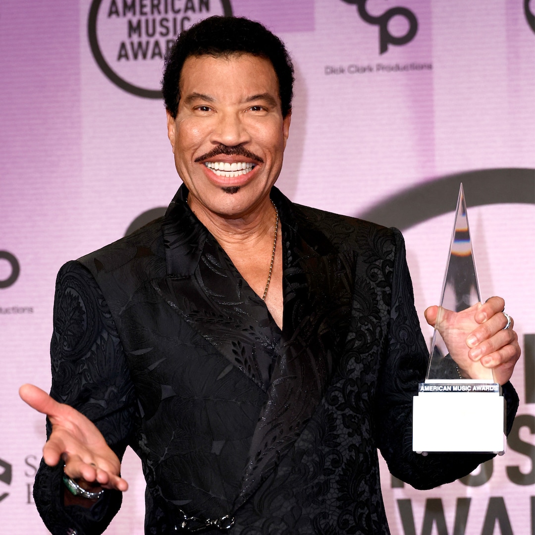 Lionel Richie Receives Icon Award During Moving AMAs Tribute